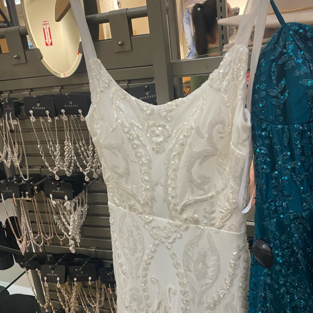 White prom dress from Windsor size 9/10 only worn once.
